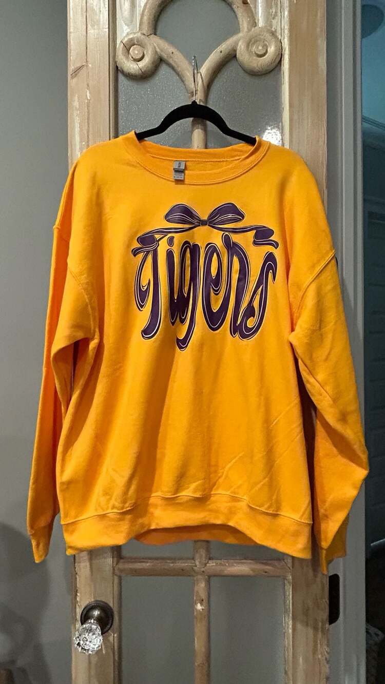 Gildan Heavy Blend Tigers Crewneck Sweatshirt Gold w/Purple Bow Graphic Size XL